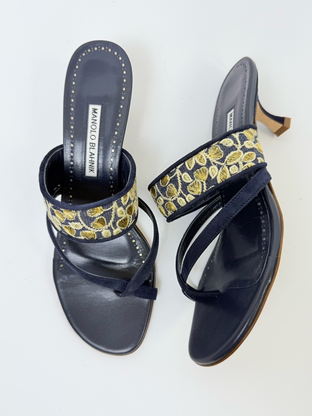Manolo Blahnik Susa 50 Navy Gold Embroidered Thong Sandals Kitten Heels 39.5